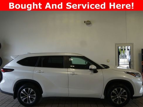 Used 2024 Toyota Highlander XLE image 2