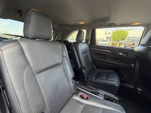 Used 2014 Toyota Highlander Limited w/ Driver Technology Package FWD image 18