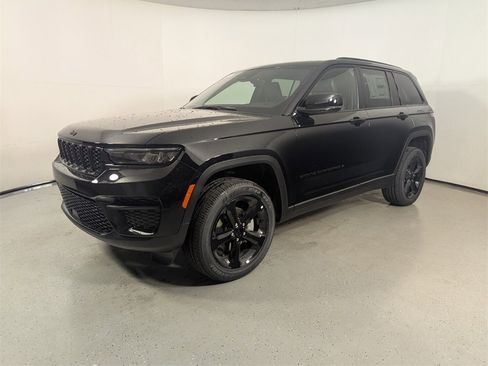 New 2025 Jeep Grand Cherokee Altitude image 3