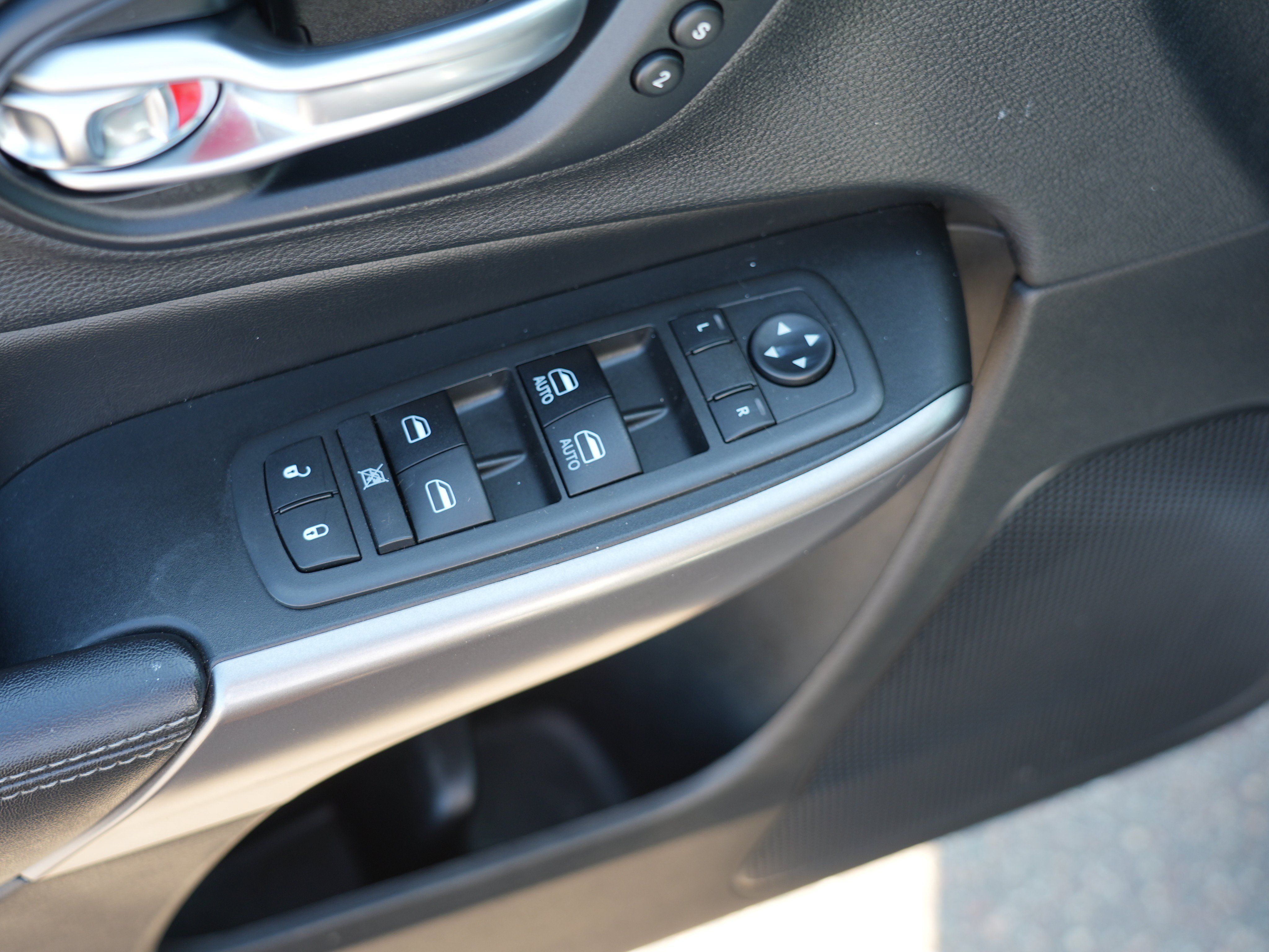 Used 2019 Jeep Cherokee Limited AWD/4WD image 17