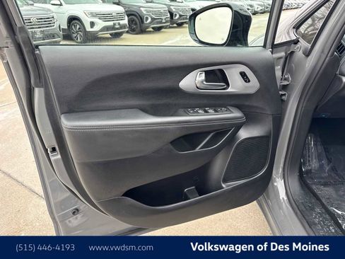 Used 2025 Chrysler Pacifica Limited FWD image 17