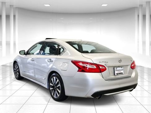 Used 2017 Nissan Altima 2.5 SL w/ Moonroof Package image 3
