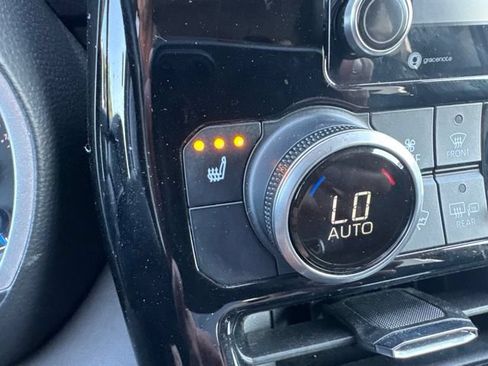 Used 2021 Toyota Highlander XLE AWD/4WD image 14
