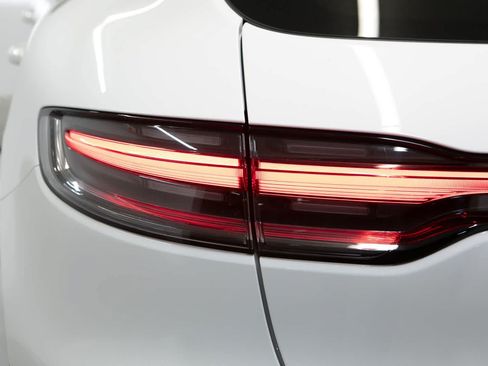 Certified 2025 Porsche Macan AWD/4WD image 35