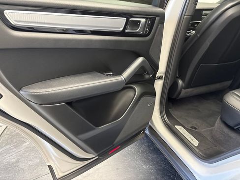 Certified 2023 Porsche Cayenne Platinum Edition AWD/4WD image 18