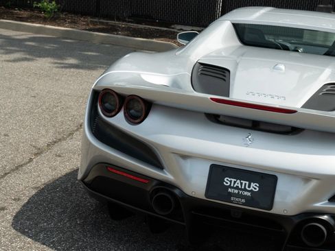 Used 2022 Ferrari F8 Tributo RWD image 17