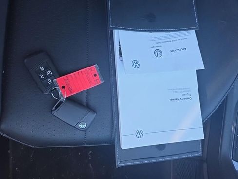 Used 2023 Volkswagen Tiguan SE w/ Panoramic Sunroof Package image 2