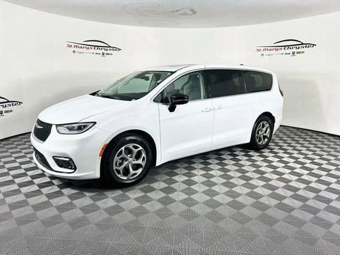 Used 2024 Chrysler Pacifica Limited FWD image 4