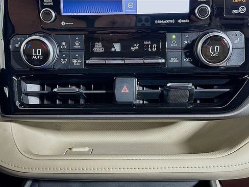 Used 2021 Toyota Highlander XLE AWD/4WD image 18