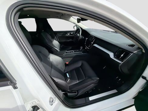 Used 2020 Volvo S60 T5 Momentum image 30