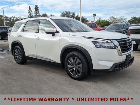 Used 2022 Nissan Pathfinder SV image 2