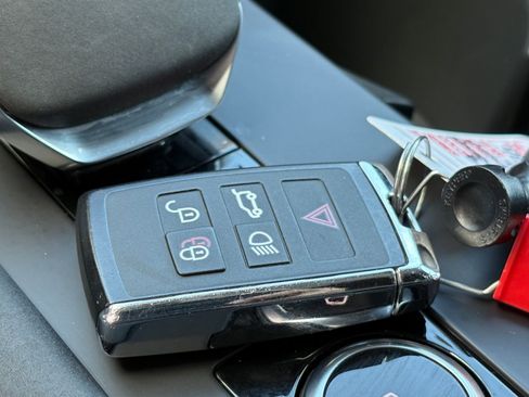 Used 2024 Land Rover Discovery Metropolitan Edition AWD/4WD image 47