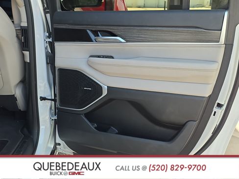 Used 2023 Jeep Wagoneer L Series II w/ Premium Group I AWD/4WD image 23