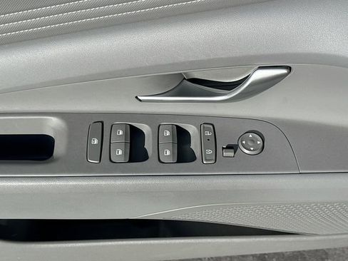 Used 2025 Hyundai Elantra SEL w/ Cargo Package image 17