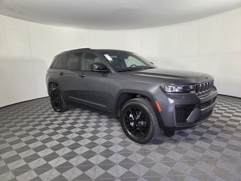 Used 2026 Jeep Grand Cherokee Altitude RWD image 2