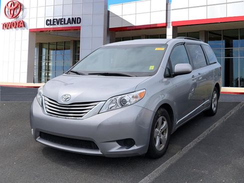 Used 2017 Toyota Sienna LE image 4