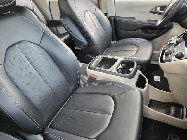 Certified 2024 Chrysler Pacifica Touring-L FWD image 14
