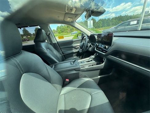 Used 2024 Toyota Grand Highlander XLE image 3