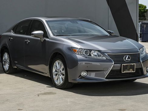 Used 2014 Lexus ES 300h w/ Luxury Package w/Bamboo Trim FWD image 6