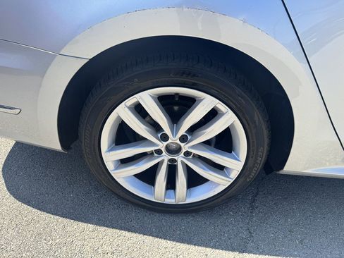 Used 2018 Volkswagen Passat 2.0T SEL Premium image 9