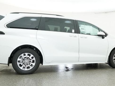 New 2026 Toyota Sienna XLE FWD image 21