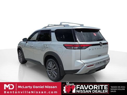 Used 2025 Nissan Pathfinder SL w/ SL Premium Package FWD image 4