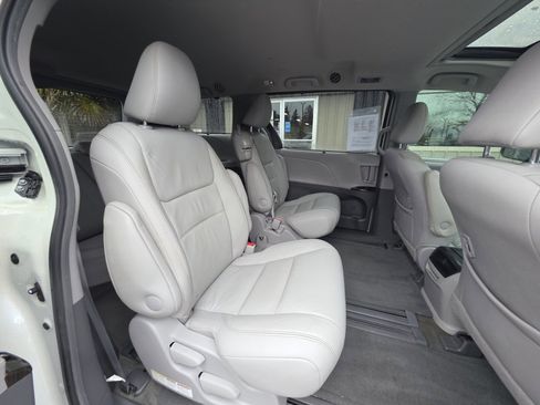 Used 2015 Toyota Sienna XLE w/ XLE Navigation Package image 15