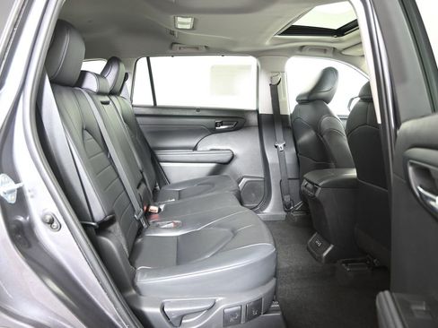 Used 2024 Toyota Highlander XLE AWD/4WD image 15