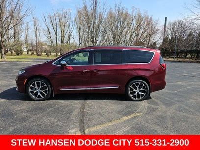 Used 2022 Chrysler Pacifica Limited w/ Uconnect Theater Family Group