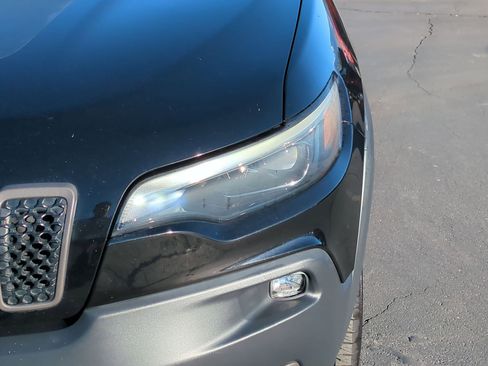 Used 2019 Jeep Cherokee Trailhawk image 12