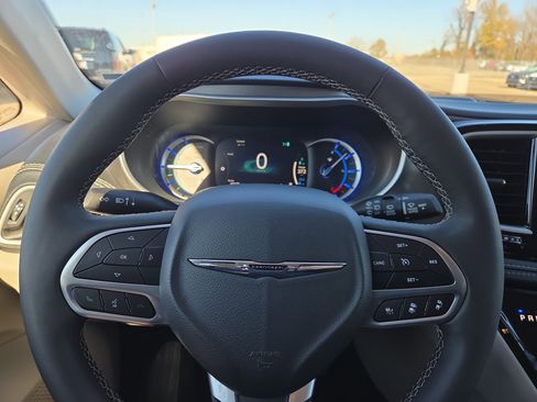 Used 2024 Chrysler Pacifica Select image 11