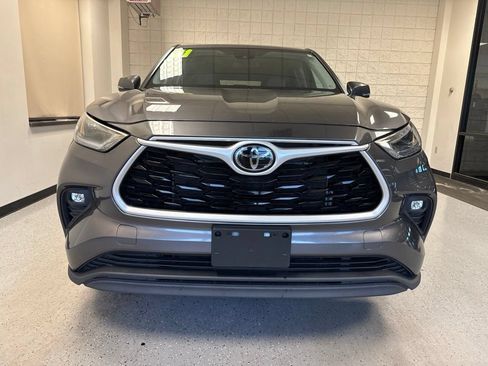 Used 2021 Toyota Highlander LE AWD/4WD image 36