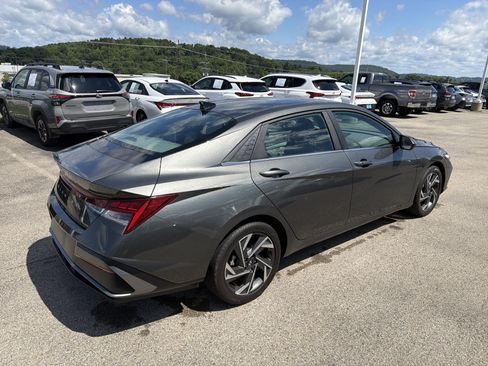 Used 2024 Hyundai Elantra SEL w/ Convenience Package FWD image 3