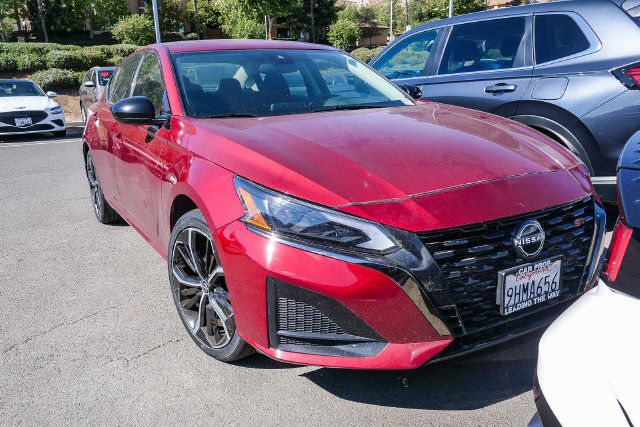 Used 2023 Nissan Altima 2.5 SR FWD image 2