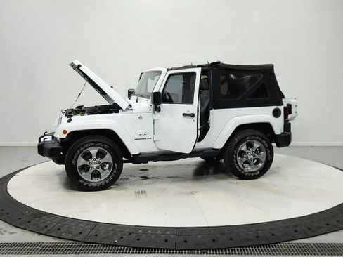 Used 2016 Jeep Wrangler Sahara w/ Connectivity Group AWD/4WD image 13