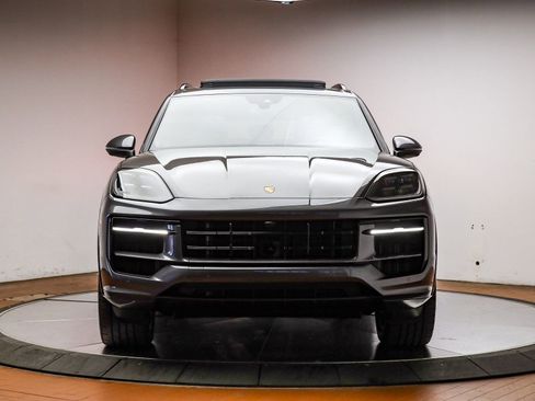 Certified 2025 Porsche Cayenne image 13