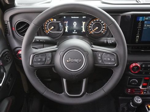 Used 2025 Jeep Gladiator Rubicon AWD/4WD image 18