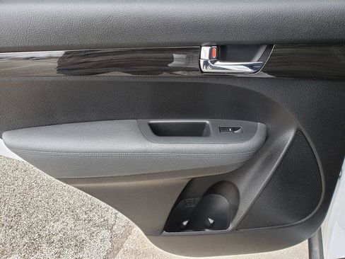 Used 2011 Kia Sorento LX w/ Convenience Pkg image 13