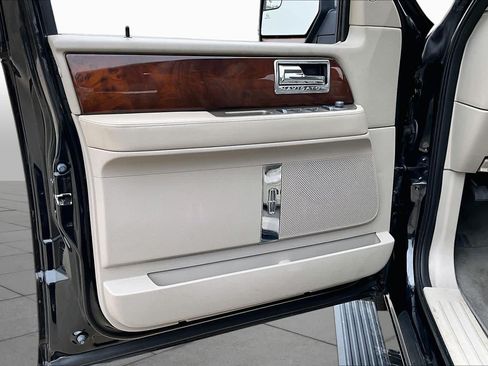 Used 2014 Lincoln Navigator 4WD image 25