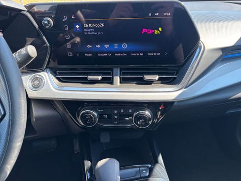 Used 2025 Chevrolet Trax LT image 17