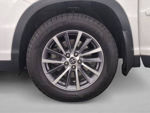 Used 2019 Toyota Highlander XLE AWD/4WD image 28