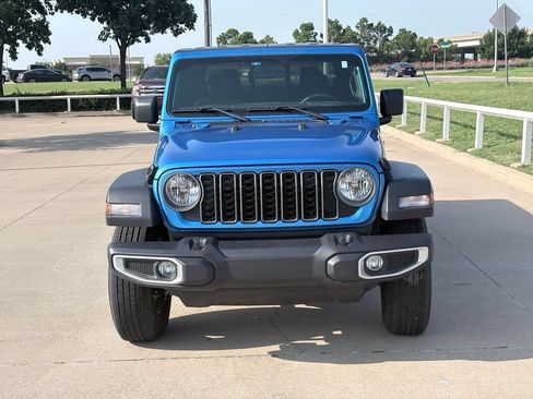 Used 2025 Jeep Gladiator Sport AWD/4WD image 2