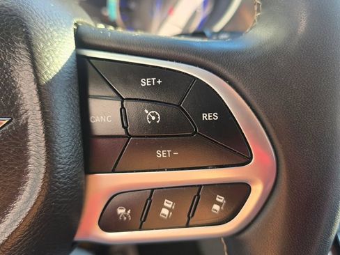 Used 2024 Chrysler Pacifica Touring-L FWD image 25