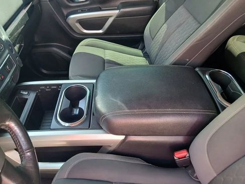 Used 2022 Nissan Titan SV w/ SV Convenience Package image 9