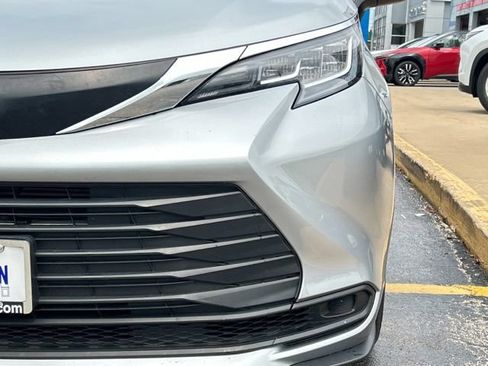 Used 2021 Toyota Sienna LE AWD/4WD image 3
