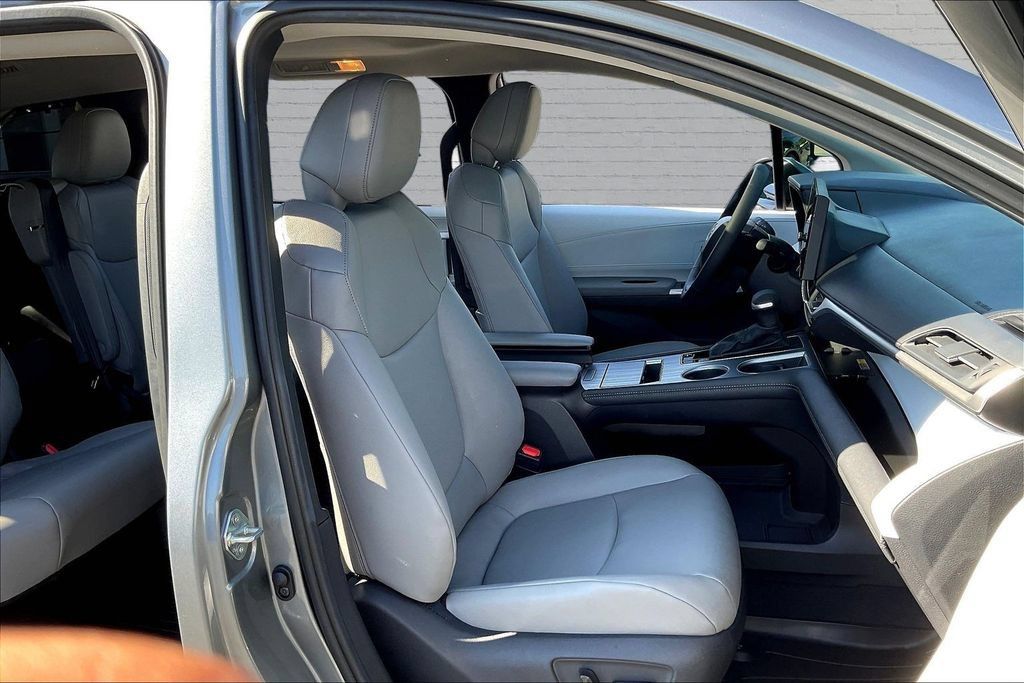 Used 2026 Toyota Sienna XLE FWD image 30