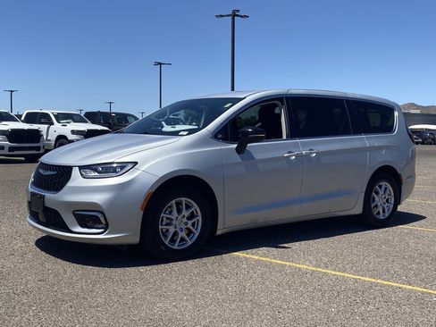 Certified 2024 Chrysler Pacifica Touring-L FWD image 2