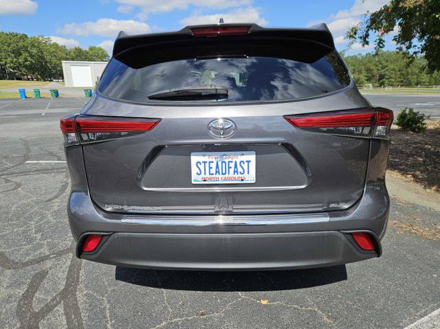 Used 2020 Toyota Highlander XLE FWD image 4