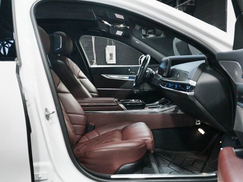 Used 2023 BMW 760i xDrive image 34