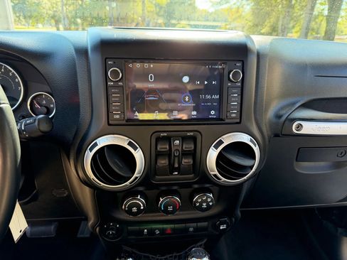 Used 2013 Jeep Wrangler Unlimited Sahara image 18